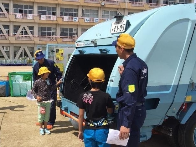 小学校へ訪問し、体験学習を実施しました。